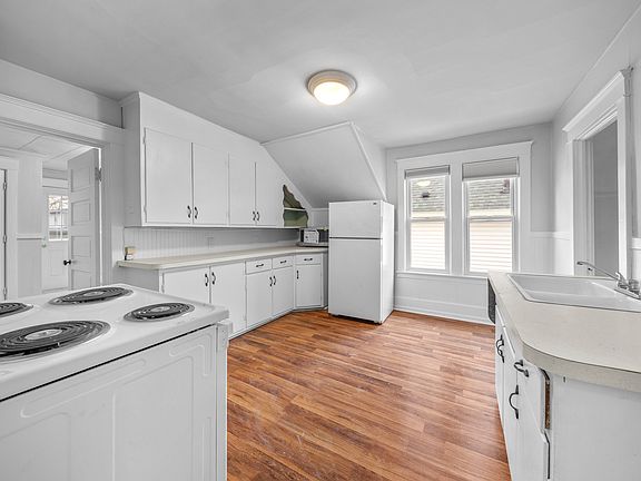 2nd image of 1033 Helen St NE #2