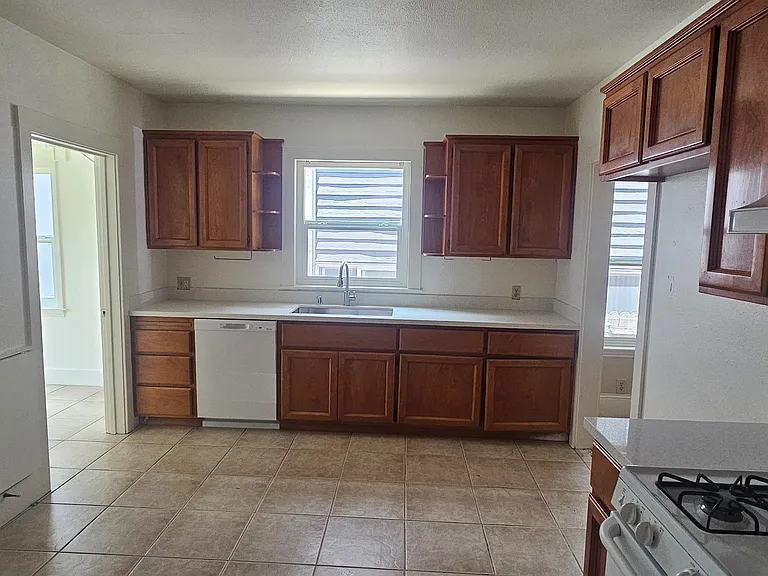1224 E St — Photo 5