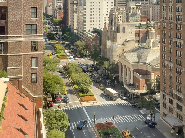 550 Park Avenue image 22 of 26