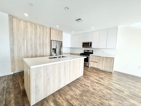 2nd image of 716 N Sweetzer Ave #406