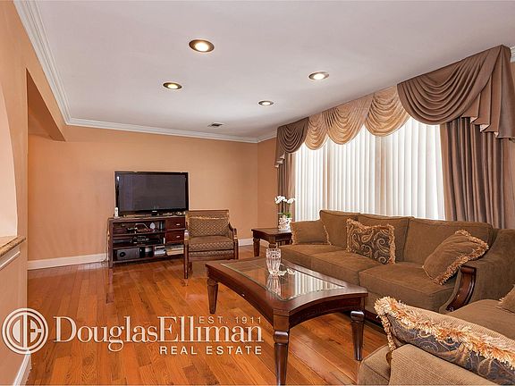 2nd image of 1 Woodtree Dr