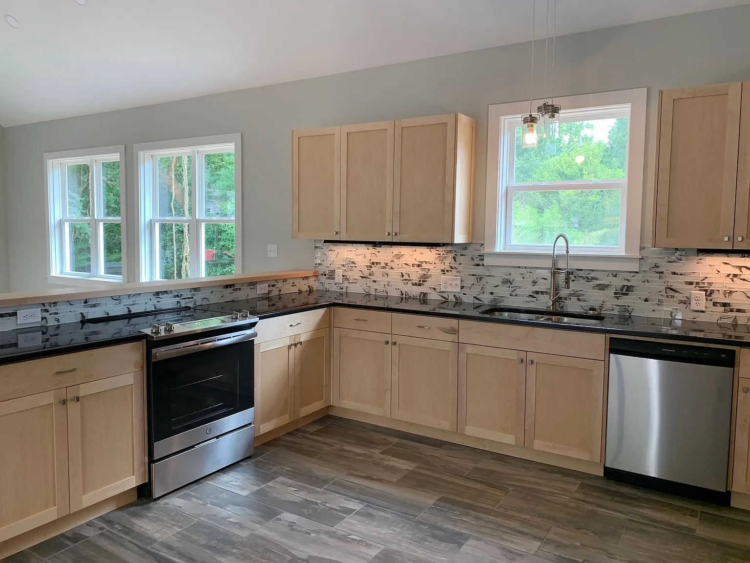 5 bed, 2600 sqft, $5,250 — Photo 3