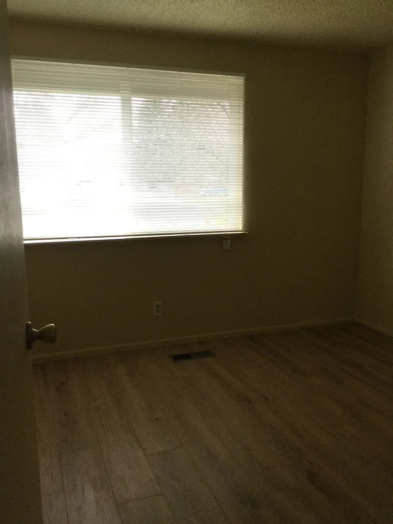 Large 3 Bedroom 2 bath house with garage and fenced yard — Photo 4