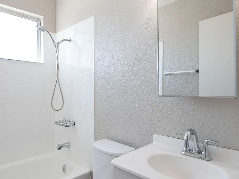 Paloma Apartments — Photo 12