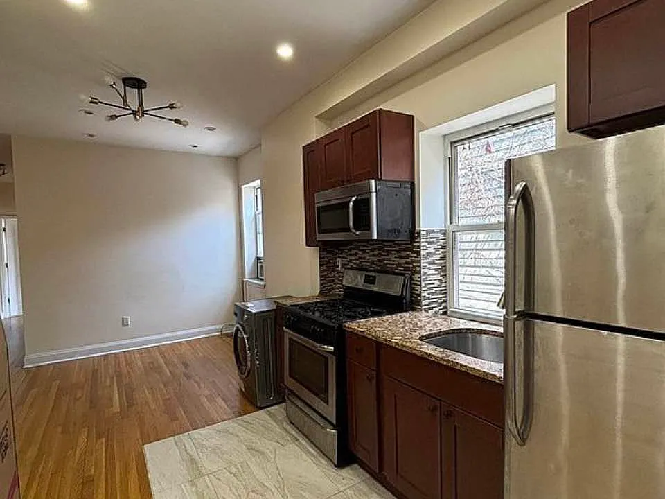 305 Clarkson Ave #4