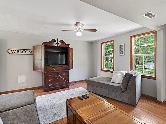 5th image of 12 Holston Ln