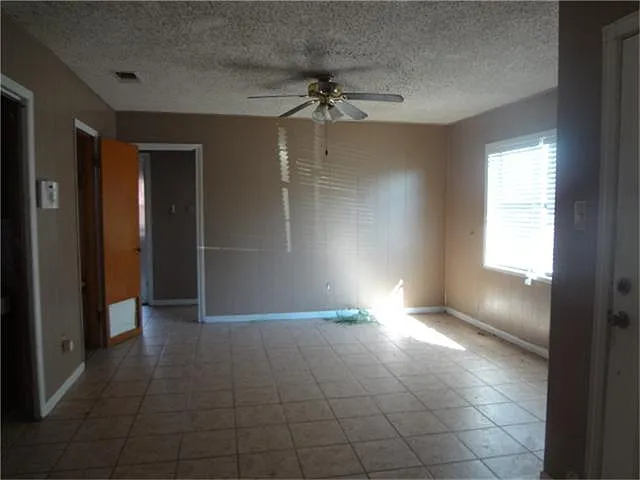 3 bed, 1240 sqft, $1,900 — Photo 2