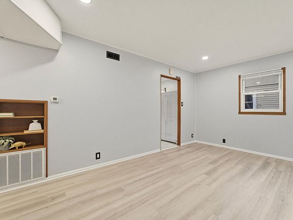 4th image of 1115 Springland Ave