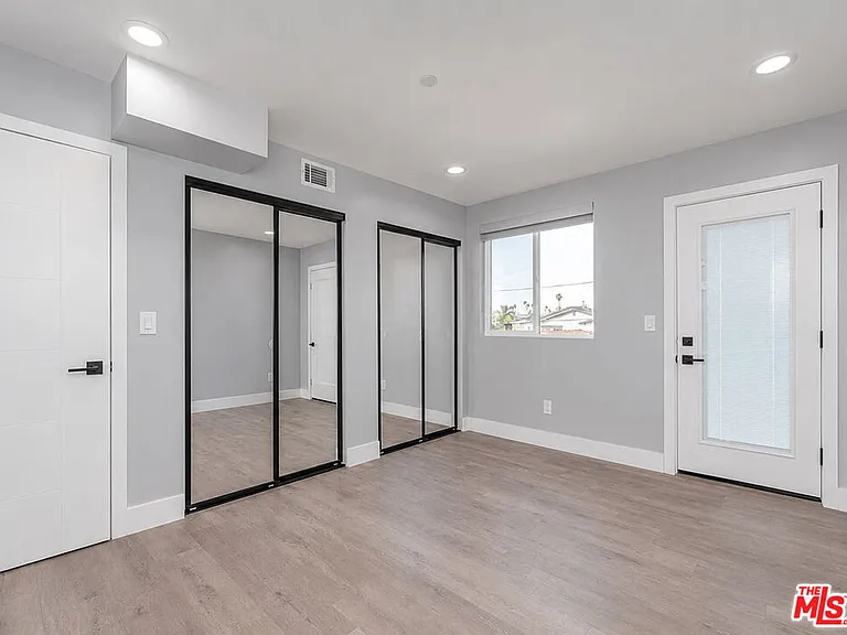 1949 1/2 N Vista Del Mar Ave — Photo 10