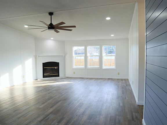 3rd image of 712 Libbys Ln.