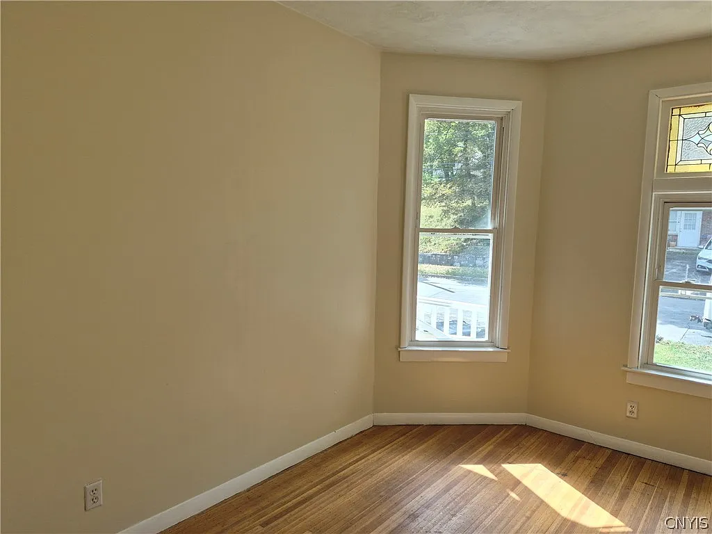 4 bed, 1.0 bath, 1612 sqft, $1,875 — Photo 4