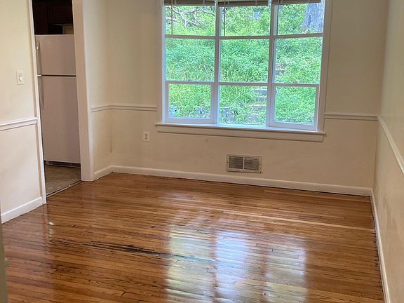 Dining Room, 10' x 13'