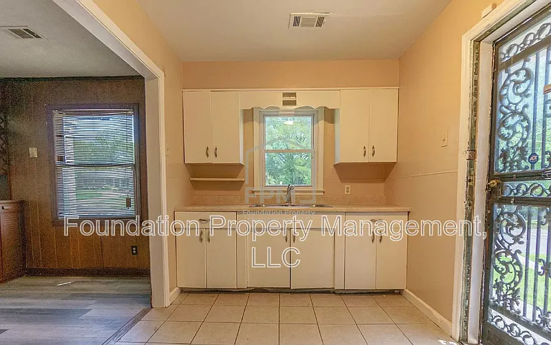 2 bed, 1.0 bath, 792 sqft, $885 — Photo 3