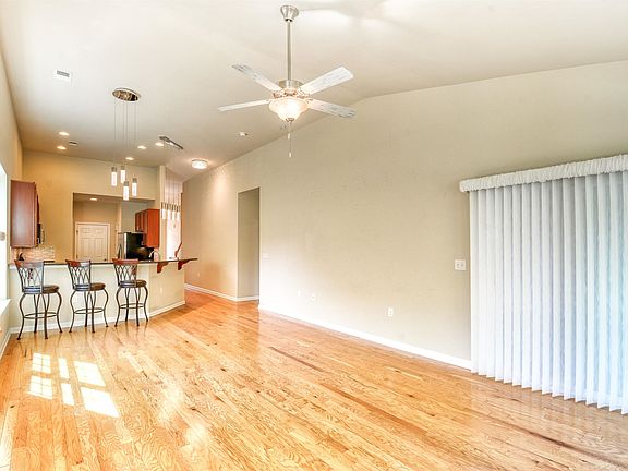 5th image of 160 Parmelee Dr. #E