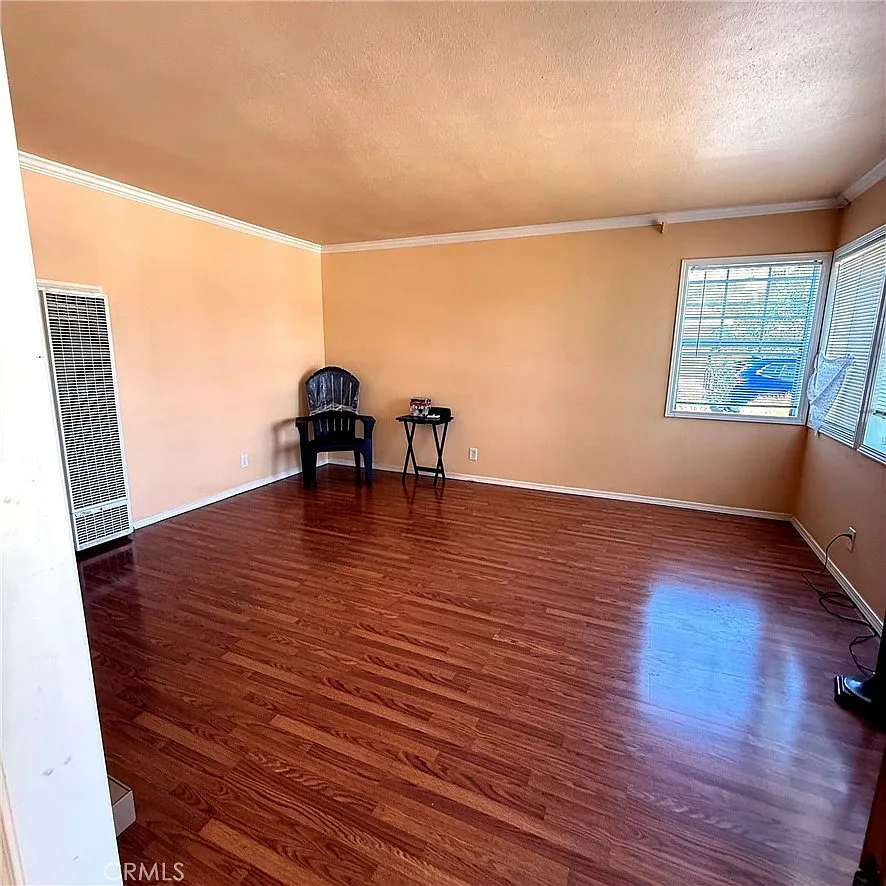 3 bed, 990 sqft, $3,800 — Photo 3