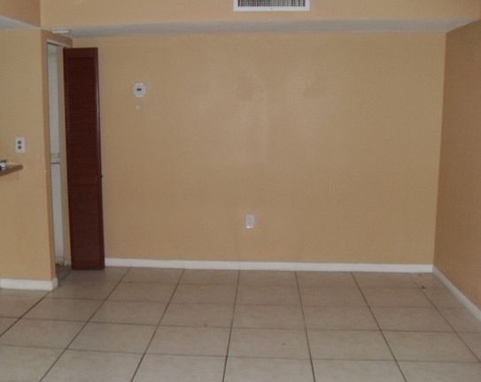 4th image of 811 NE 199th St #10433
