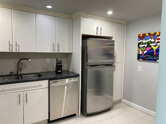 3rd image of 100 Bayview Dr APT 207
