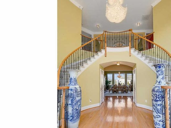 3rd image of 318 Clubhouse Ln