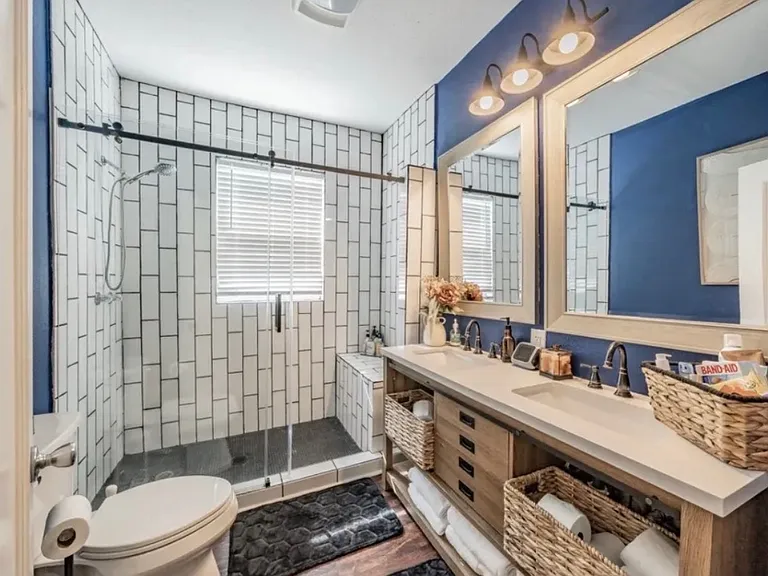 2629 S Jennings Ave — Photo 1