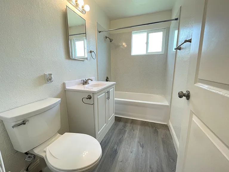 Courtside Apartments — Photo 7