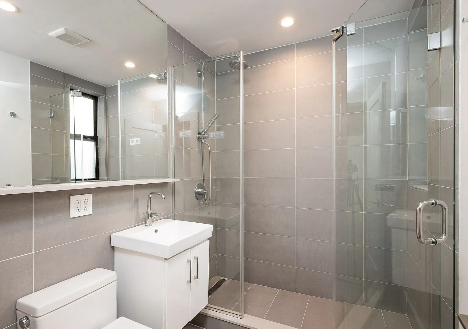 Totally Unique BU Apartment. Now with higher cei... — Photo 3