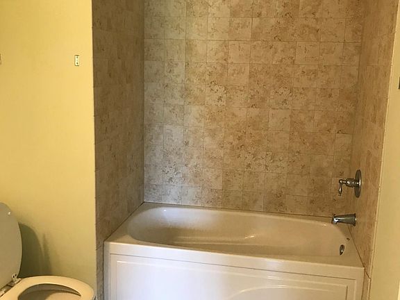 5th image of 590 Royal Oak Dr