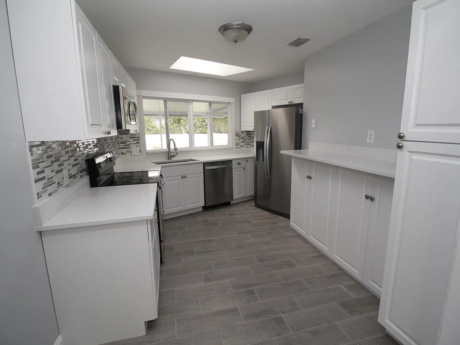 3 bed, 2.0 bath, 1529 sqft, $2,000 — Photo 2