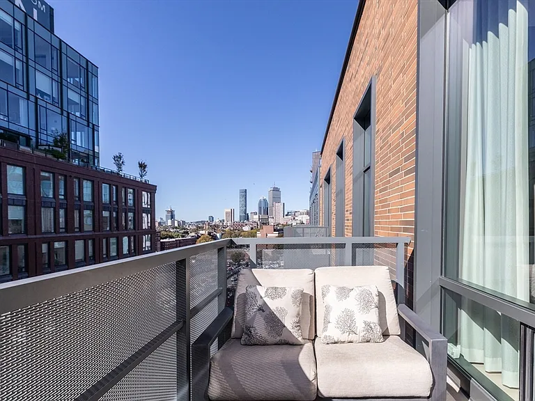 32 Traveler St #Penthouse 8 — Photo 4