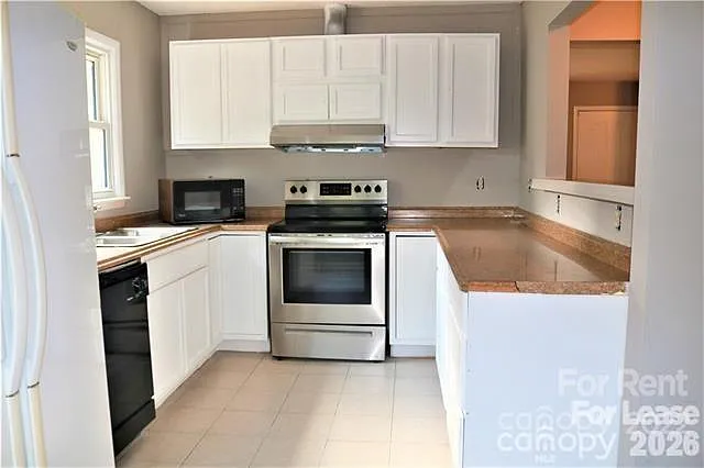 3 bed, 1.5 bath, 1919 sqft, $1,600 — Photo 2