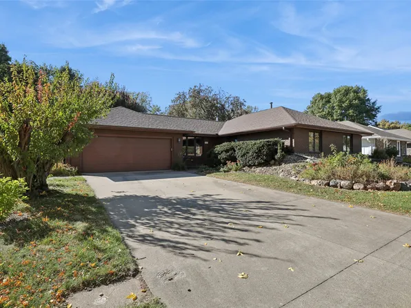 5670 Lakepoint Cir, Johnston, IA 50131