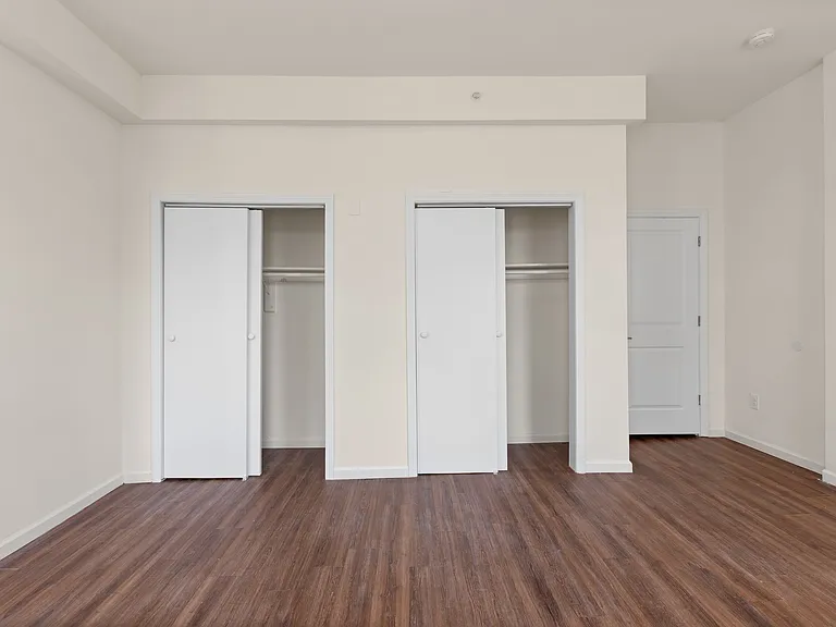 212 N Clinton Ave — Photo 10
