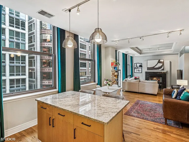 212 W Washington St #1703 — Photo 16