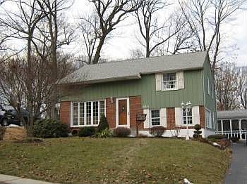 2nd image of 423 Garden Ln