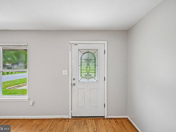 4th image of 102 Hopkins Ct