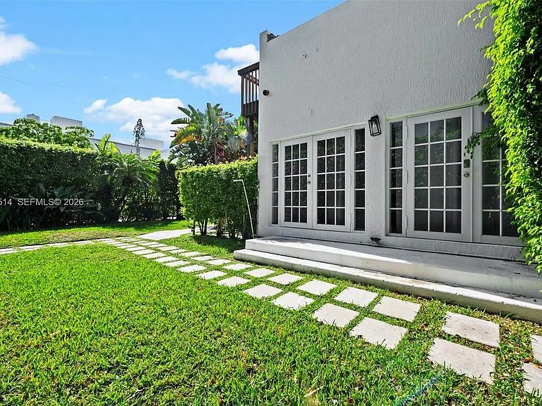 2501 Pine Tree Dr — Photo 41