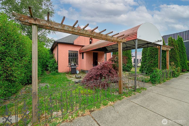 3rd image of 2058 2060 Main Street