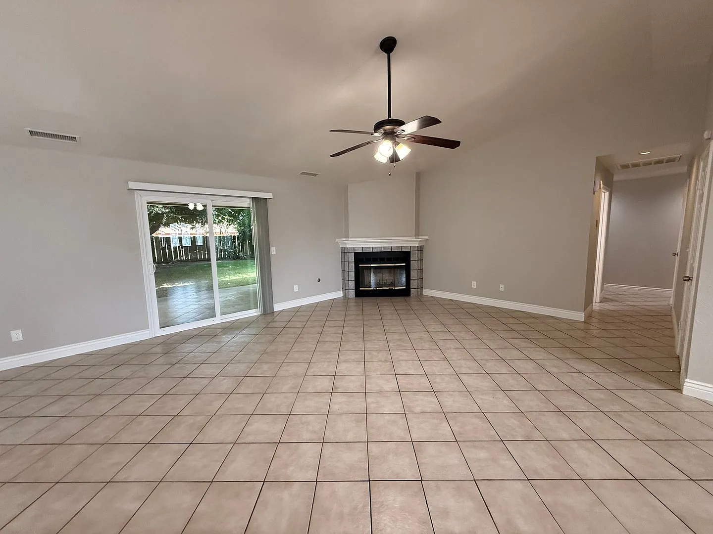 Spacious Home in Porterville — Photo 4