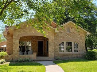 211 Avenue C, El Campo, TX 77437