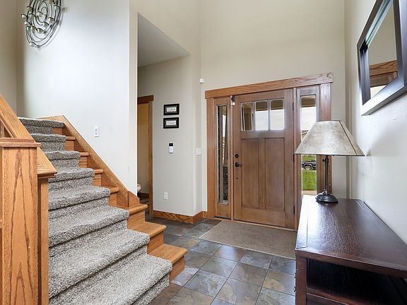 3rd image of 422 Stonegate Ct SW