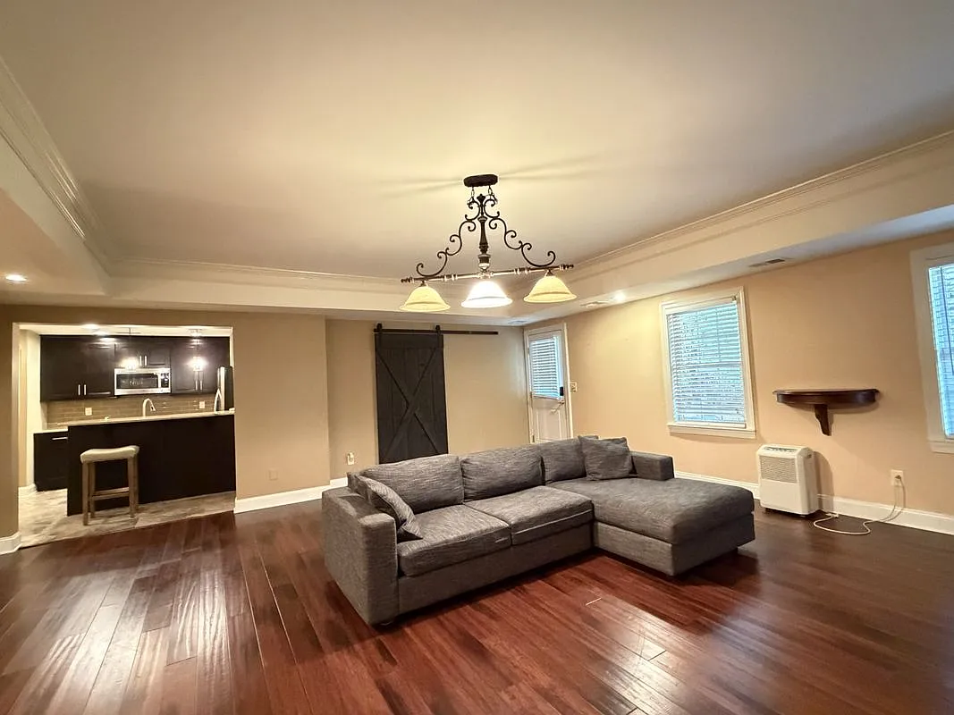 2 bed, 1.0 bath, 1300 sqft, $1,650 — Photo 1