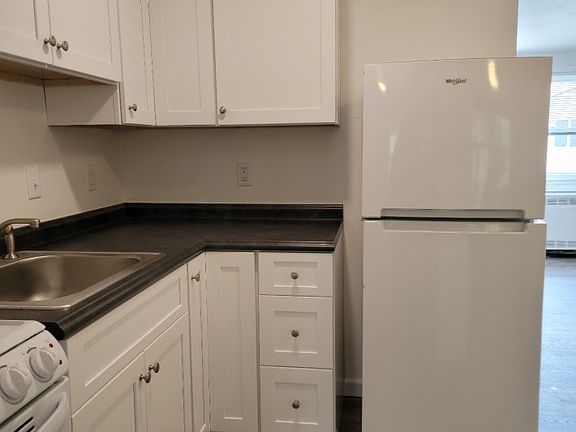 3rd image of 1010 N Pleasant St APT 2