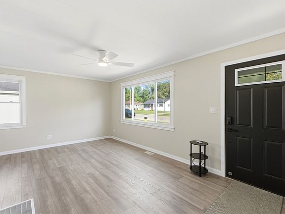 5th image of 5276 Woodbine Ave