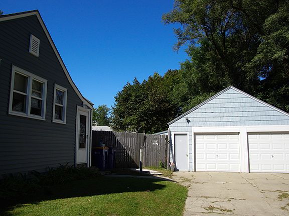 3rd image of 3121 Plainfield Ave NE