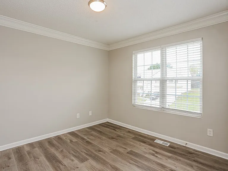 215 Ashland Manor Dr — Photo 14