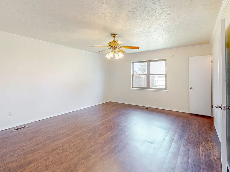 4004 S Maple Ave — Photo 12