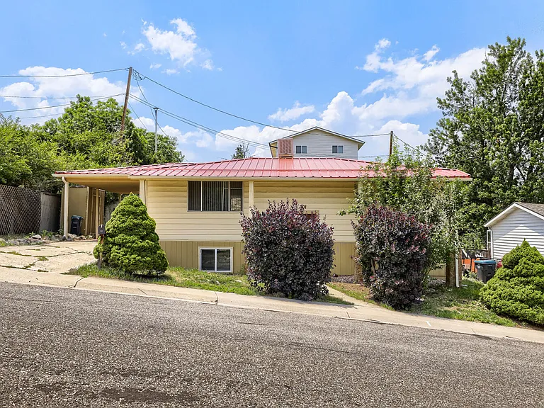 301 Moss St — Photo 1