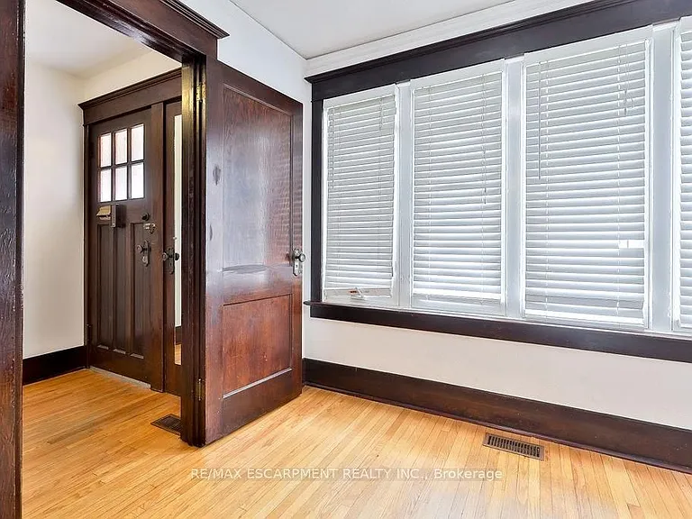 311 Queen St S — Photo 7