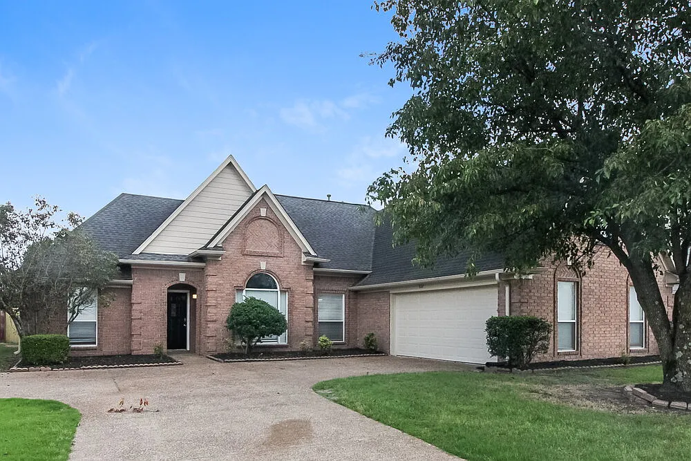 3 bed, 2.0 bath, 2180 sqft, $2,385 — Photo 1