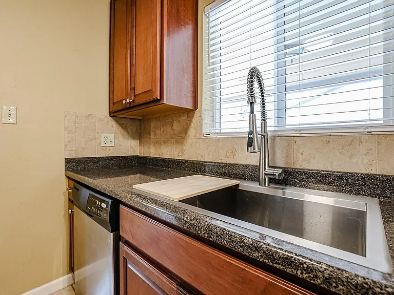 1005 E Cavalier Dr — Photo 11