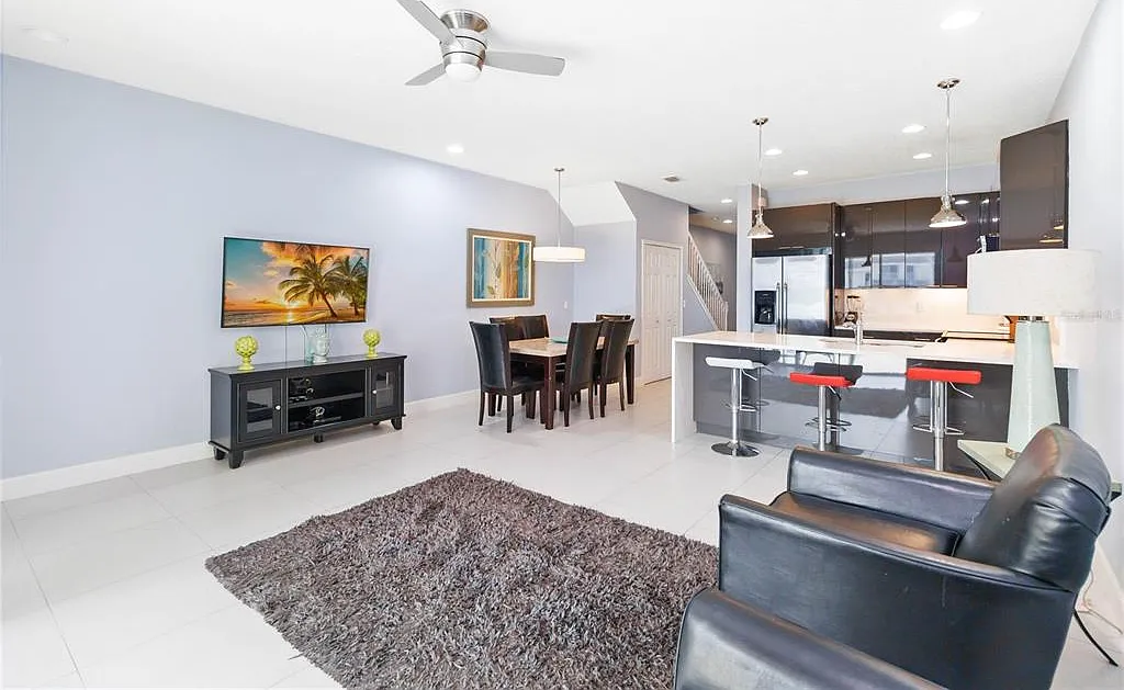 3 bed, 2.0 bath, 1501 sqft, $1,975 — Photo 2